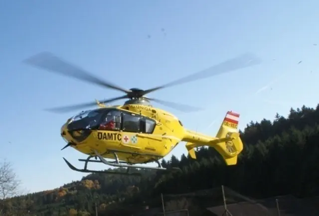 Ein 19-jähriger Beifahrer wurde im Rettungshubschrauber C12 zum LKH Wagna geflogen.