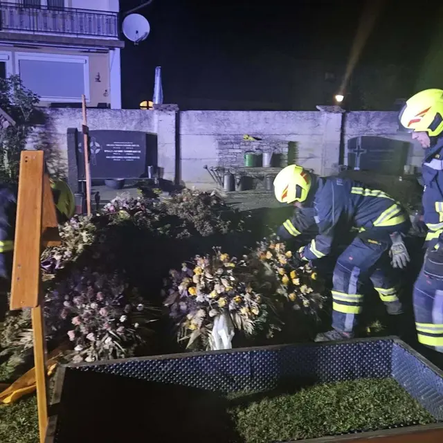 Mehrere Kränze auf einem frischen Grab gerieten aus bislang ungeklärter Ursache in Brand. | Foto: DOKU NÖ