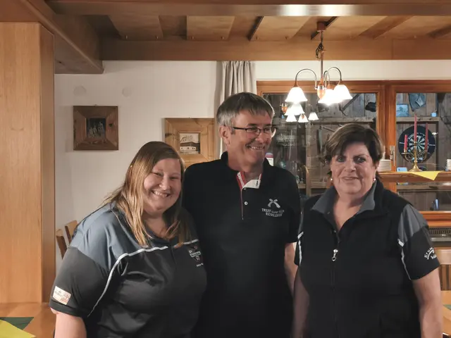 Waren wieder nicht zu schlagen: Sektionsleiterin Stefanie Seebacher (links) gratulierte Albert Ringdorfer und Peggy Schlüßlmayr. | Foto: Planitzer