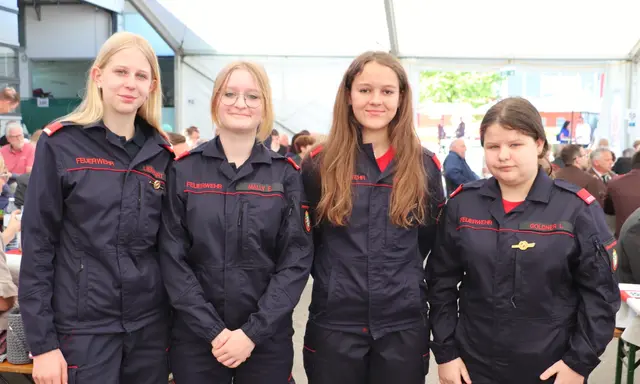 Mitglieder der Feuerwehrjugend sprachen bei der Florianimesse die Fürbitten.  | Foto: Edith Ertl