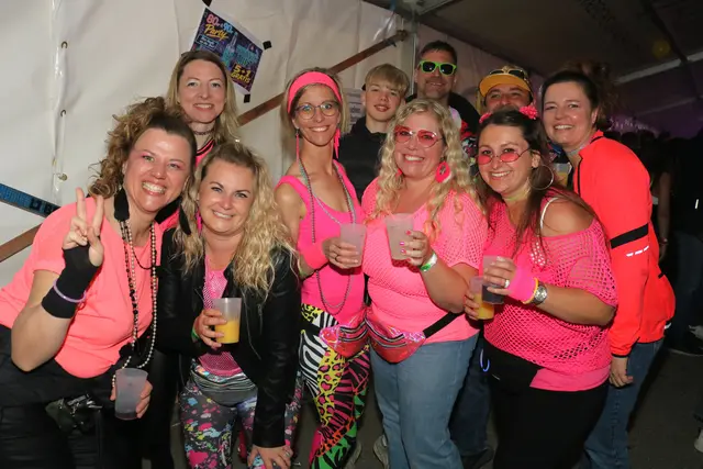 Volles Festzelt bei 80er- und 90er- Party in Bad Schallerbach