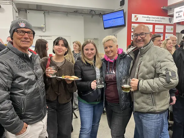 Wolfgang Van Linthoudt, Bettina Dungl, Stefanie Groher, Uschi Gartus und Karl Hauer lassen den Abend im Feuerwehrhaus ausklingen | Foto: Franziska Führer 