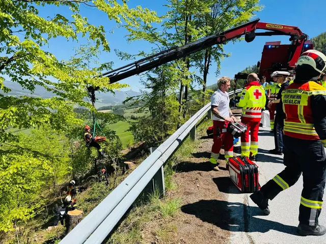 Motorradfahrer stürzt sieben Meter in die Tiefe