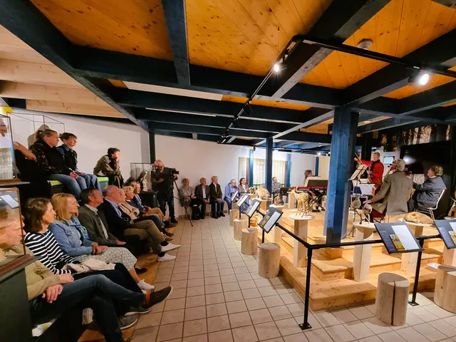 Museumsgäste lauschen den Klängen von Ernst Kovacic und seinen Kolleginnen und Kollegen.