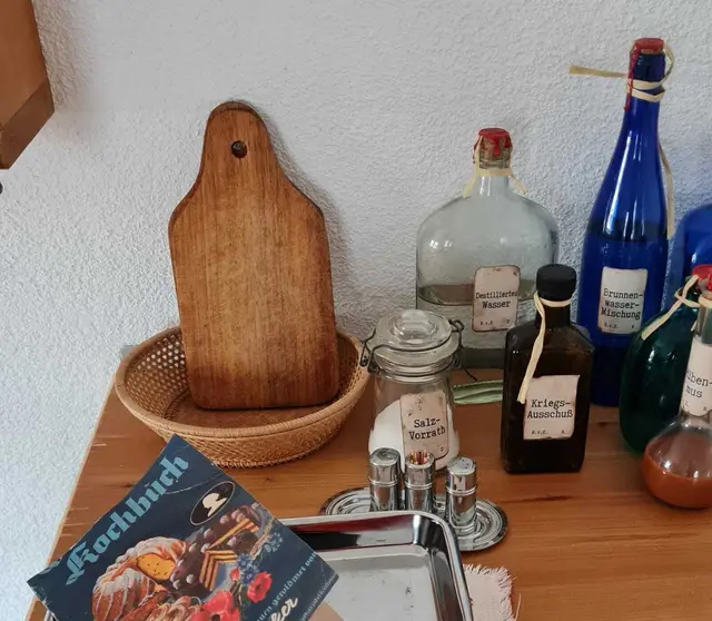 Requisiten vom Flohmarkt sollen ein Eintauchen in die Vergangenheit noch verstärken.  | Foto: KematenKultur