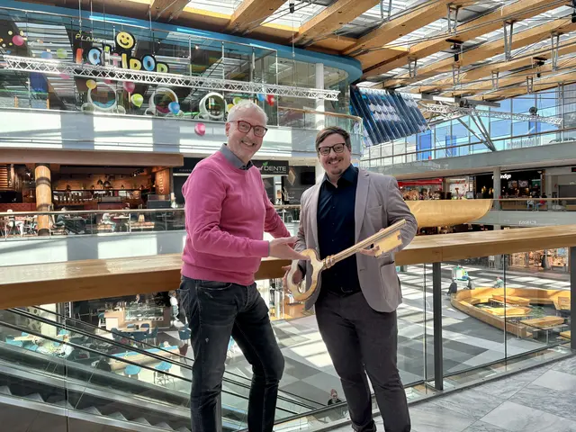 Richard Oswald (r.) übergab den "Atrio-Schlüssel" an Oliver Steiner. | Foto: MeinBezirk.at/Michaela Erlacher