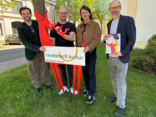 Johannes Sautner (Projektleitung „Theaterradl: Der Weltuntergang“), Stefan Zinz (Obmann), Auguste Lehner (Bürgermeister Ravelsbach), Viertelmanager Richard Pleil (Viertelmanagement Weinviertel der Kulturvernetzung Niederösterreich) | Foto: BhW Ravelsbach
