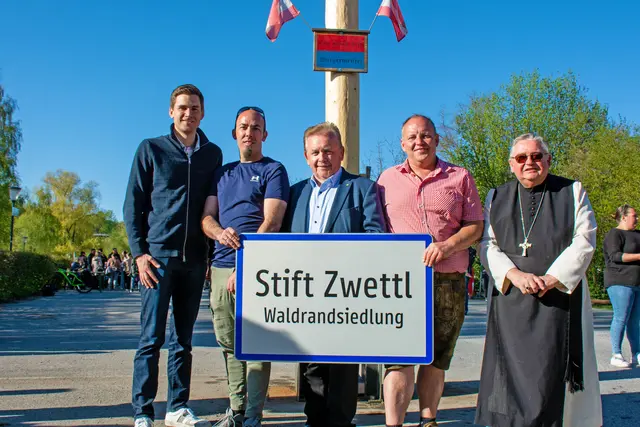 Vizebürgermeister Alexander Leutgeb, Feuerwehrkommandant Philip Gruber, Bürgermeister LAbg. ÖkR Franz Mold, Obmann des Ortserneuerungsvereins Robert Floh und Abt Johannes Maria Szypulski OCist. | Foto: Stadtgemeinde Zwettl