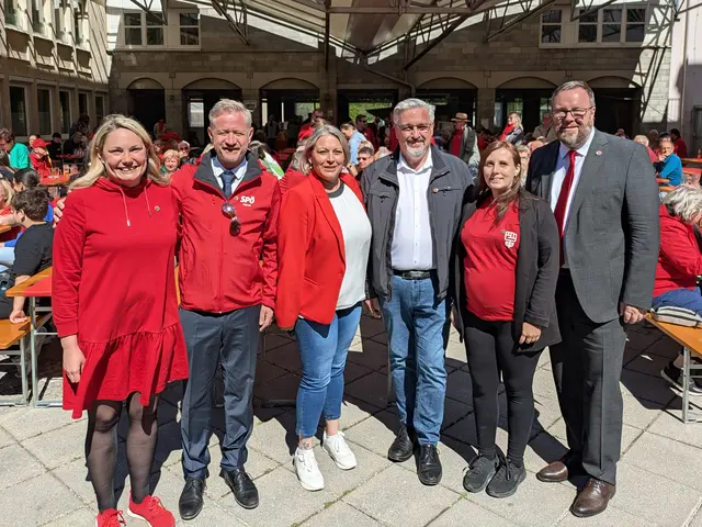 Die Redner:innen v.l.n.r.: Sabrina Klausberger (Bezirksfrauenvorsitzende), Dominik Ortmann (Stadtparteivorsitzender der SPÖ Traun), Birgit Zimmerbauer (Ortsparteivorsitzende aus Hargelsberg), Andreas Stangl (AK-Präsident und stellvertretender Landesparteivorsitzender der SPÖ Tobias Höglinger (Bezirksparteivorsitzender der SPÖ Linz-Land).

 | Foto: SPÖ Linz-Land/Kolar