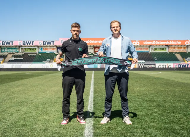 Philipp Pomer und Wolfgang Fiala mit dem "Innviertler Jungs"-Schal. | Foto: SVR/Stüber