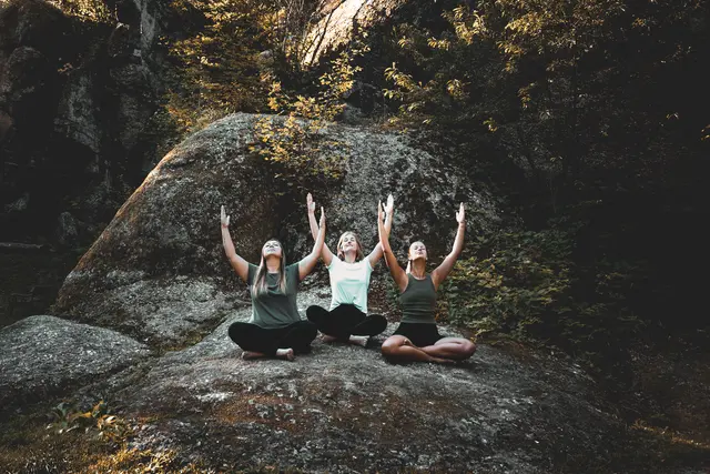 Von links: Magdalena Mayer, Sandra Auerböck und Verena Mitterlehner. | Foto: Yoga hoch drei