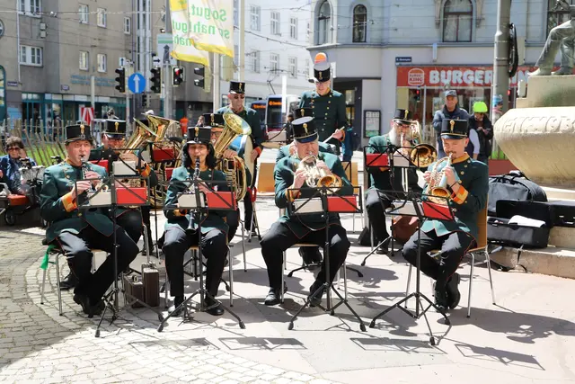 Maibaum-Tradition in Hernals, Frühlingsfest begeistert Elterleinplatz