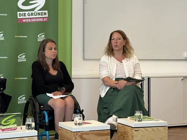 Christina Paul (l.), Bezirksrätin der Grünen am Alsergrund, mit Co-Parteichefin Judith Pühringer. | Foto: Antonio Šećerović/MeinBezirk
