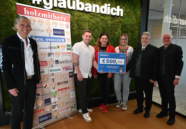 Spendenübergabe am 30.04.2026 (vlnr): Martin Reinelt (Veranstaltungskoordinator), Andreas Pilz (geschäftsführender Obmann), Anita Hirschler (Schriftführerin) und Stefanie Schöll (Marketing) von „Holz mit Herz“ sowie Walter Max Schwendenwein (Obmann) und Paul Steinböck (Vorstandsmitglied) vom Männergesangverein. | Foto: © Serge Claus
