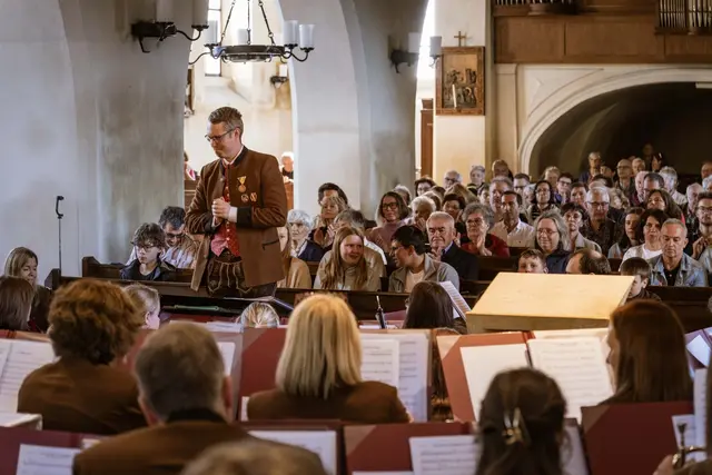 Unter der Leitung von Lukas Reckenzain, Maximilian Klinger und Erich Anderl präsentierte die Stadtkapelle ein abwechslungsreiches Programm. | Foto: Reinhard Emsenhuber