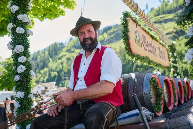 Der Gauder Bock – transportiert auf der traditionellen Kutsche der Brauerei Zillertal Bier – ist mit 7,8 Volumsprozent Alkohol das stärkste Festbier Österreichs.

