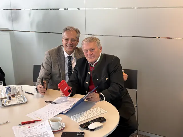 Zuhören, verstehen, helfen: Die Oberlandler Klaus Scheitegel und Wolfgang Malik nahmen bei der letzten Telefonsprechstunde Anrufe von Steirerinnen und Steirern in akuten Notlagen entgegen. Nun gibt es den nächsten Termin. | Foto: MeinBezirk/Roland Reischl