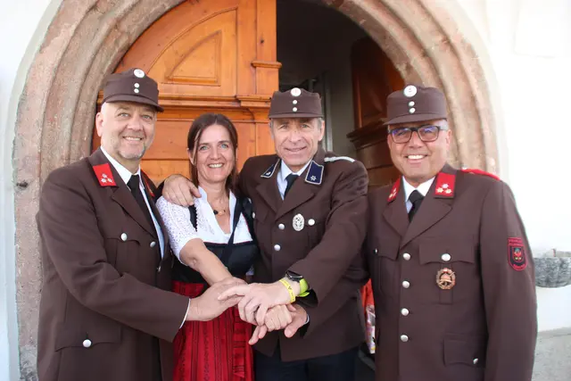 Weiterhin starken Zusammenhalt zwischen Kemater und Unterpefer Feuerwehr demonstrierten und versprachen Kemates Bürgermeister Klaus Gritsch (l.), Vbgm. Franz Sailer (r.) und der  Unterperfer Ortschef Josef Giner sowie Vbgm. Alexandra Norz.  | Foto: Manfred Jordan