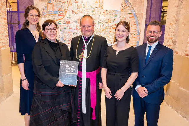Kuratierende: Edith Kapeller, Christina Jackel, Maria-Anna Schoderböck, Herbert Krammer mit Propst Anton Höslinger. | Foto: Stift Klosterneuburg/Walter Hanzmann