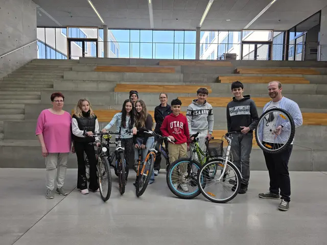 Nach dem praktischen Arbeiten am Rad: Luftdruck messen, Reifen aufpumpen, Schlauch wechseln oder „Patschn picken“ ein Gruppenfoto.  Es wurde im Workshop technisches Know.how vermittelt und das Selbstvertrauen im Umgang mit dem eigenen Fahrrad gestärkt.
1. Reihe von links: Direktorin Heidrun Achleitner, Leony Schmid, Yolduz Haydari, Amanda Kötterl, Abdullah Alwakkaa, Amir Bushnaq, Manar Anany, Organisator Fabian Haider.
2. Reihe von links:  Astrid Damböck, Birgit Karner von Klimabündnis NÖ | Foto: MS Krems