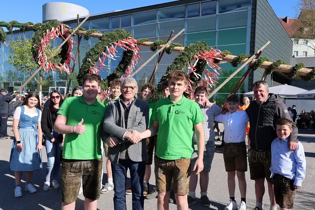 Stadt Lenzing holte Maibaum von der Landjugend Aurach zurück