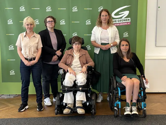 v. l.: Malle (Bildungssprecherin), Schöll-Laussermayer (Grüne Andersrum), Neumüller (Referentin Parlamentsklub), Pühringer (Co-Parteichefin) und Paul (Bezirksrätin Alsergrund) beim Mediengespräch am Montag. | Foto: Antonio Šećerović/MeinBezirk