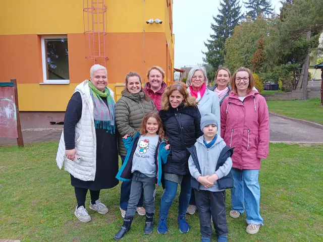 Petra Zapletalová, Simona Navrátilová und Kristýna Plecáková aus dem Partnerkindergarten Nový Poddvorov freuten sich die österreichischen Gäste aus Laa begrüßen zu dürfen mit Kindergartenleiterin Andrea Leisser und Cornelia Feitl (Elementar-pädagogin) sowie (vorne) Melanie Gerlinger (Elementarpädagogin) mit den Kindern Melina und Tichon (vorne). Lenka Toiflová (muttersprachliche Mitarbeiterin) fungierte als Dolmetscherin.
 | Foto: Stadtgemeinde Laa