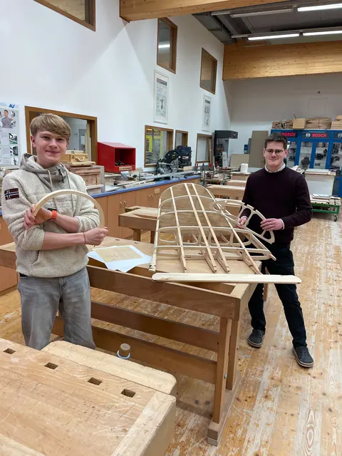 Jan Brenn und Simon Friedl zeigen ihre Diplomarbeit „Seitenschwimmer für das Flugboot R2" | Foto: Kanzian