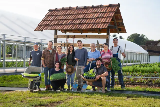 Familie und Team freuten sich auf zwei gelungene Tage mit vielen interessierten Menschen, die mehr über eine Landwirtschaft im Einklang mit der Natur erfahren wollten. | Foto: Götz