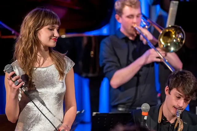 Evelina Kalnina lässt mit ihrer Stimme Natalie Cole wieder lebendig werden. | Foto: S. Feigl Bigband