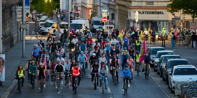 Entlang des Gürtels wurde eifrig in die Pedale getreten. Für Autos war die Strecke in der Zwischenzeit gesperrt.  | Foto: Jürgen Janger