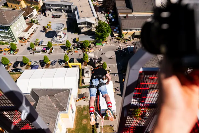 60 Jahre, 60 Meter! Jede Menge Mut brauchten die Besucher:innen bei einem spektakulären Sprung in die
Tiefe | Foto: Rusk Video