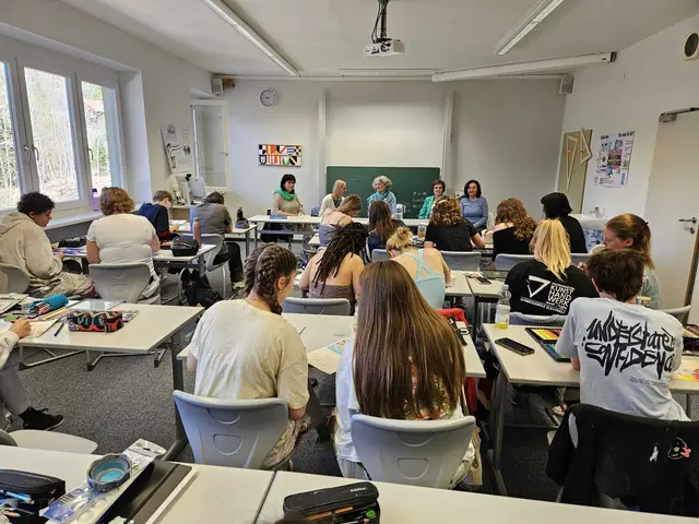 Der Vortrag der Kunsttherapeutinnen stieß auf großes Interesse bei den Schülerinnen und Schülern. | Foto: Fachschule für Kunsthandwerk und Design
