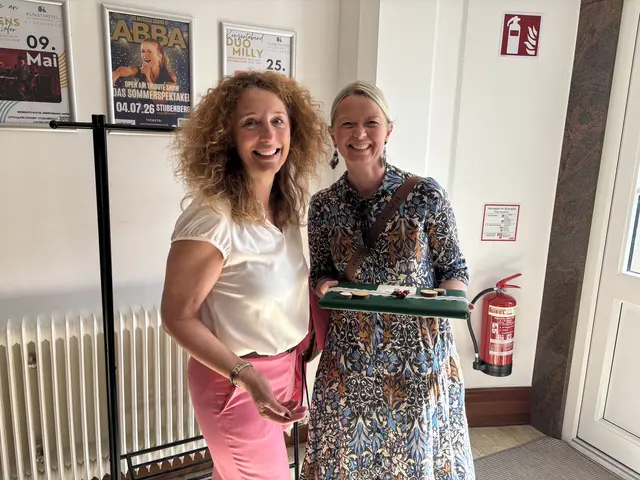Mahlzeit: Michaela Almer-Reisenhofer (l.) sorgt im Kunsthotel für den guten Geschmack. | Foto: MeinBezirk/Posch