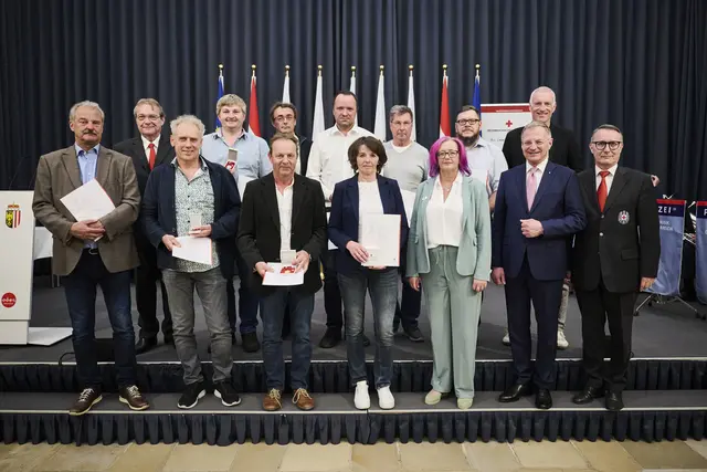 LH Thomas Stelzer, OÖRK-Vizepräsident Günter Mayr, RK-Bezirksstellenleiter Paul Gruber und RK-Bezirksgeschäftsleiter-Stv. Martina Huemer mit den Geehrten aus Urfahr-Umgebung  | Foto: Land Oberösterreich/PM