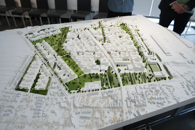 Ein neuer Stadtteil, umkreist von einem grünen Park. Das Leitbild für Rothneusiedl wurde am Montag, 4. Mai, präsentiert. | Foto: Sade Jerabek/MeinBezirk