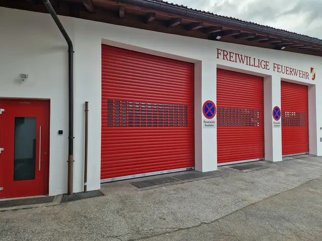 Die Rolltore der neuen Halle öffnen sich automatisch, was für noch schnelleres Einschreiten in Notfällen sorgt.  | Foto: Gemeinde Birgitz