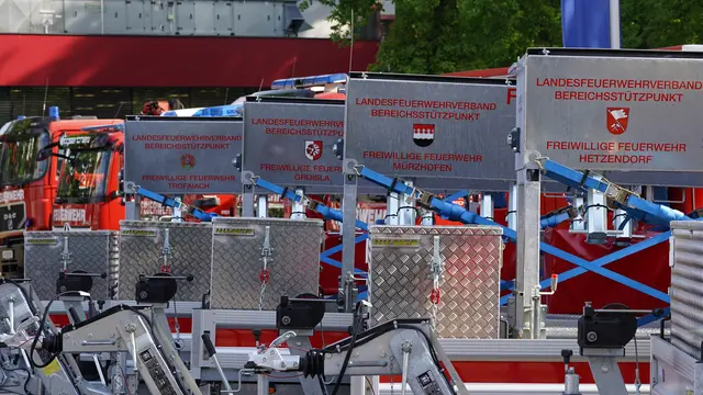In der Feuerwehr- und Zivilschutzschule Steiermark in Lebring sind am Montag neue Geräte für den Katastrophenhilfsdienst an steirische Stützpunktfeuerwehren übergeben worden.  | Foto:  LFV STMK/Christian Karner