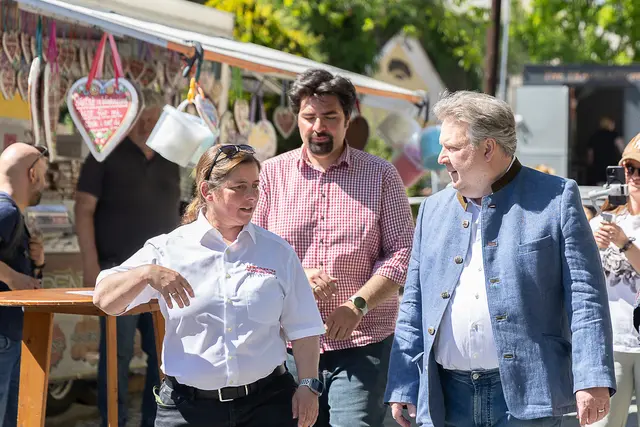 Auch Bürgermeister Michael Ludwig (SPÖ, rechts) ließ sich die Feierlichkeiten in seinem Heimatbezirk nicht entgehen. | Foto: René Brunhölzl/ MeinBezirk