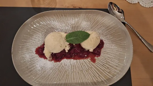 Erfrischendes Fruchtsorbet mit Kirschragout