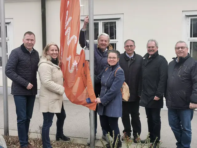 Weinviertel-Tag und orange Fahnen gehisst