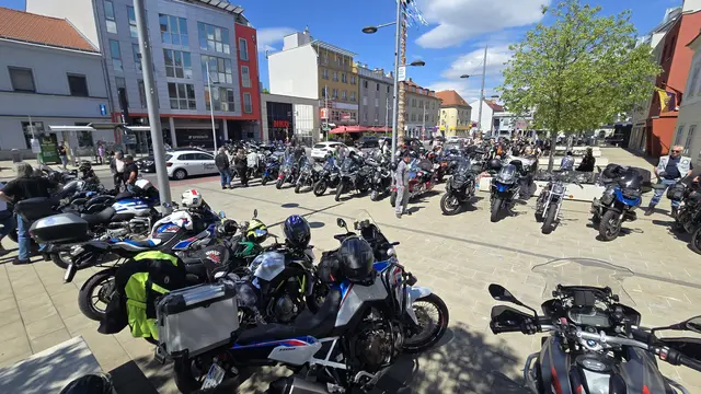 Es kamen über 300 Biker. | Foto: Andreas Sterba/zVg
