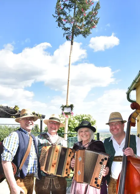 Die Zuagrasten vorm Maibaum | Foto: Herbert Schleich