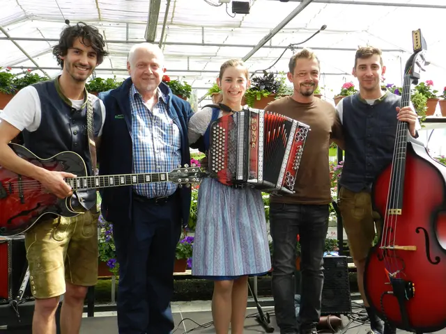 Josef Norz Junior (2.v.r.) und Senior (2.v.l.) mit dem Mißebner Trio in der Blumenwelt Norz Tichoff.
  | Foto: Norz