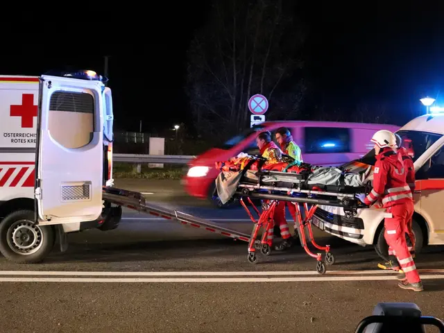 Rund 100 Einsatzkräfte standen beim Wohnhausbrand in Mitterberg St. Martin im Einsatz, um die Flammen unter Kontrolle zu bringen. | Foto: Rotes Kreuz Salzburg