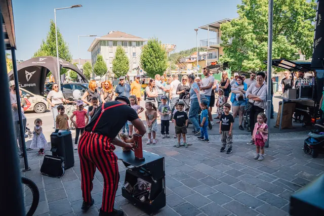 Magic Klaus und Melanie begeisterten mit ihrer Show und sorgten für leuchtende Kinderaugen | Foto: Rusk Video