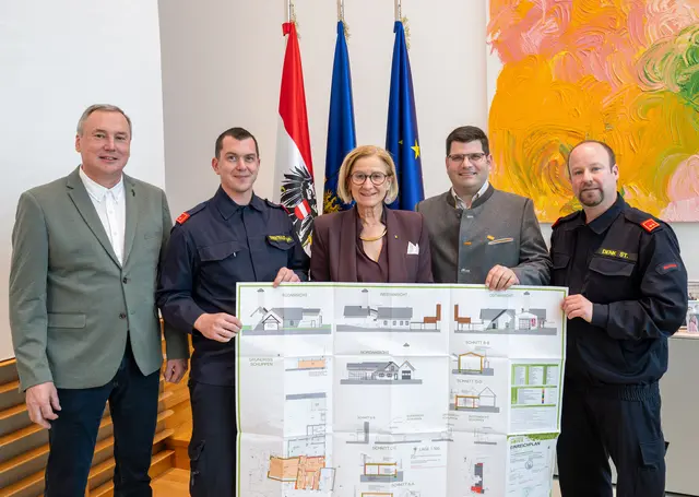 Ortsvorsteher Erwin Schneider, Kdt.-Stv. Franz Ehrentraud, Landeshauptfrau Johanna Mikl-Leitner, Vizebürgermeister Harald Naderer und Kommandant Stefan Denk. | Foto: NLK Filzwieser