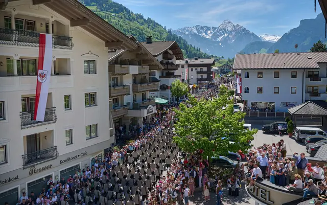 Der Traditions- und Trachtenumzug am Gauder Sonntag erfreute sich bei strahlendem Sonnenschein zahlreicher Besucherinnen und Besucher.

