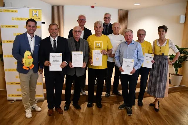 Präsident Lukas Brandweiner, Bürgermeister außer Dienst Johann Hofbauer, Franz Pfeffer, Vorsitzender Werner Preiss, Erich Hengstberger, Ehrenvorsitzender Gottfried Grossinger, Leopold Bischinger, Gottfried Hahn, Herbert Höinger, Vizepräsidentin Martina Diesner-Wais (v.l.). | Foto: Hilfswerk Zwettl