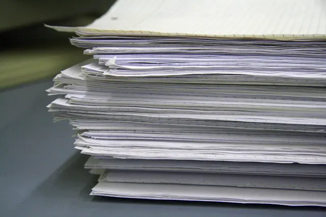 Aktenstapel, der Bürokratie symbolisiert.